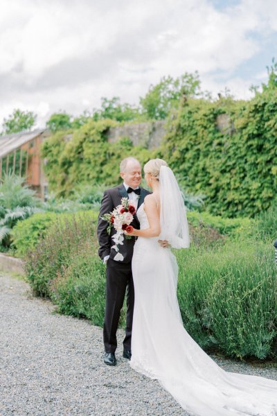 Bride groom flowers pink red bouquet walking