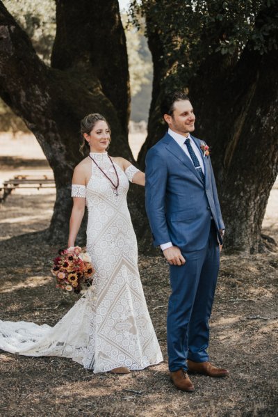 first look Bride groom forest park tree sunshine bouquet flowers hay field