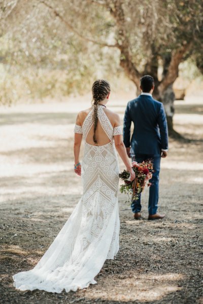 first look Bride groom forest park tree sunshine bouquet flowers hay field