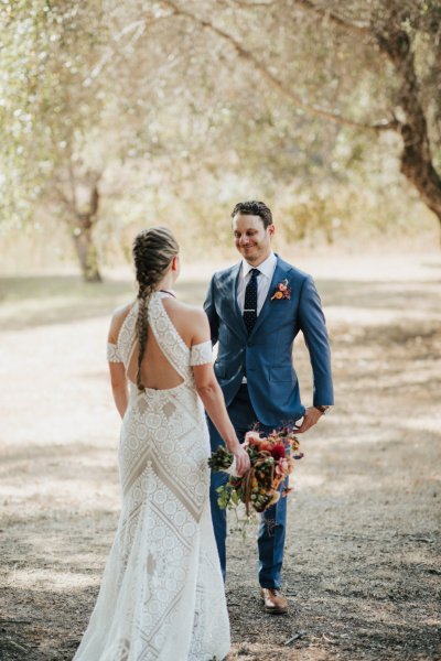 first look Bride groom forest park tree sunshine bouquet flowers hay field