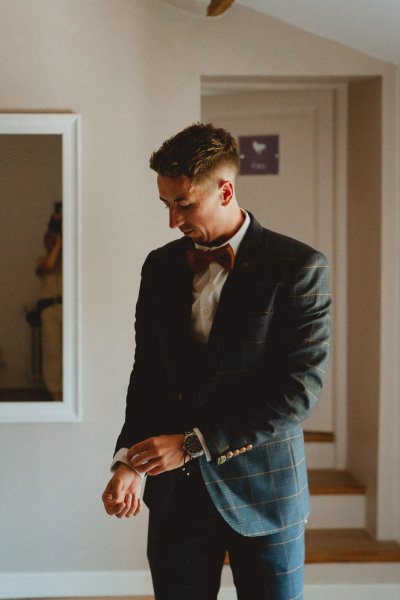 Groom getting ready suit detail