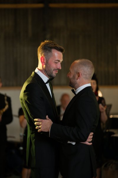 Groom and groom first dance dancing