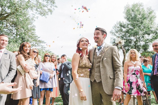 confetti bride and groom