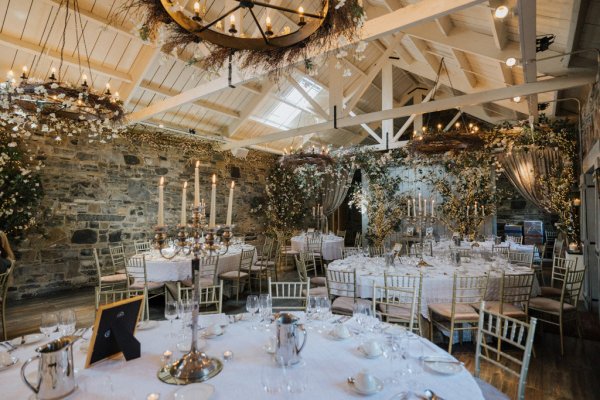 Empty dining room decor chair tables