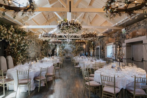 Empty dining room decor chair tables