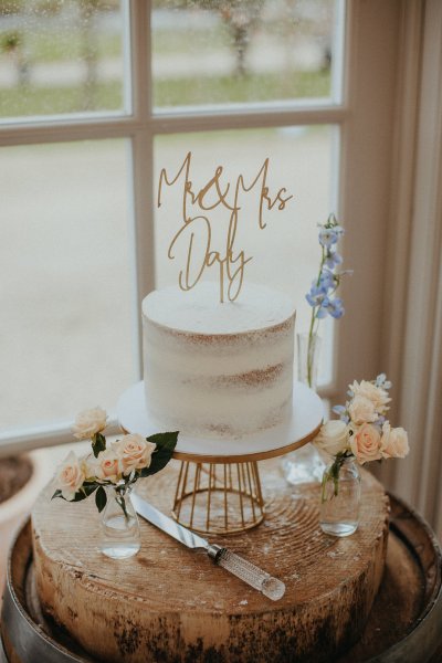 Mr & Mrs wedding cake