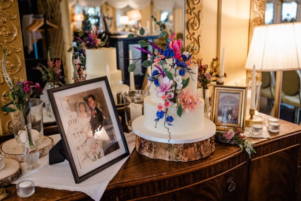 Bridal cake flowers colour on desk