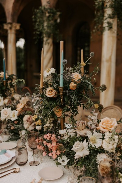 Table decor pink white roses flowers candles