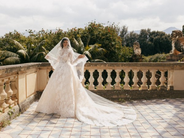 Monique Lhuillier Bridal veil train