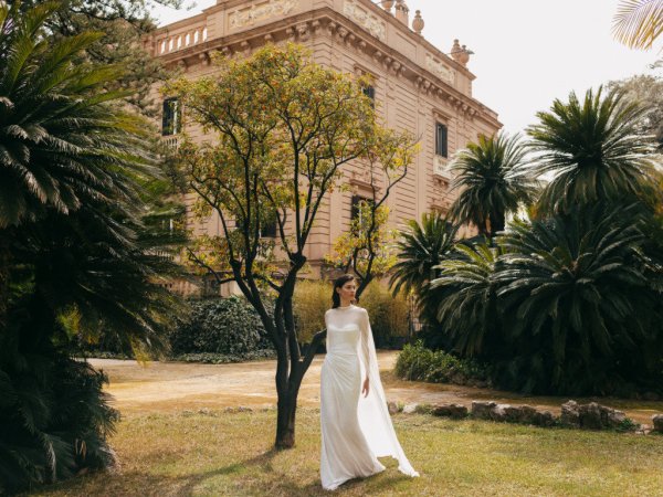 Monique Lhuillier Bridal bride outside tree manor house