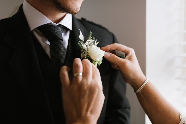 buttonhole Groom gets ready mother tie bow flower