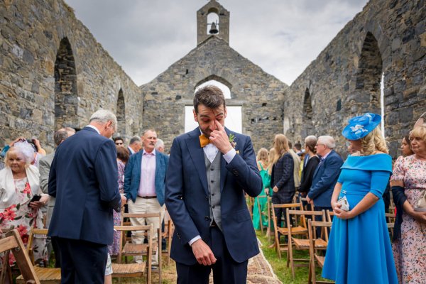 Groom gets emotional at alter guests behind him