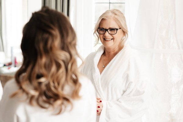 Bride wavy hair detail and mother