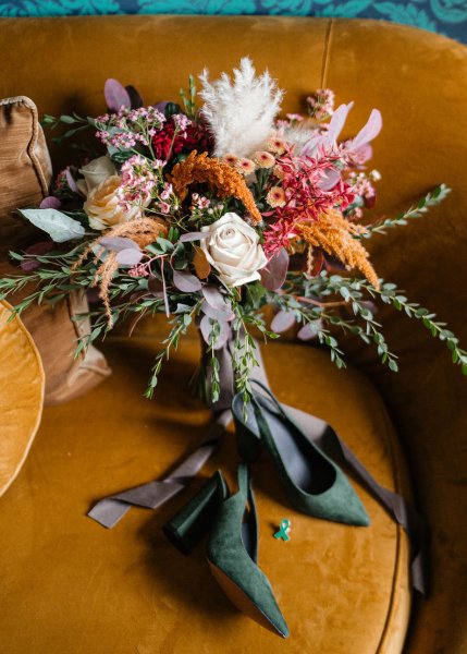 White flowers/roses bouquet