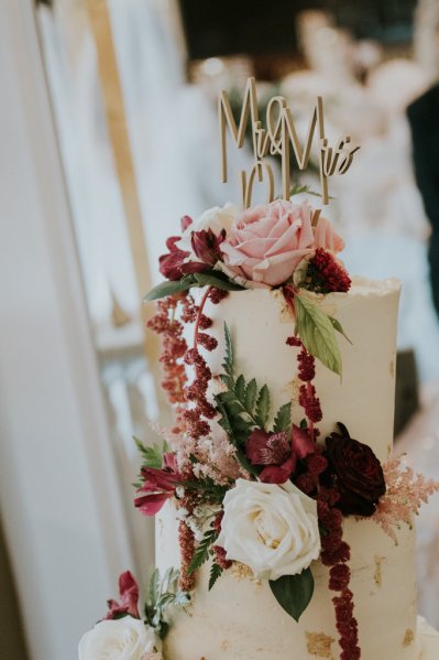 Pink roses/bouquet flowers wedding cake