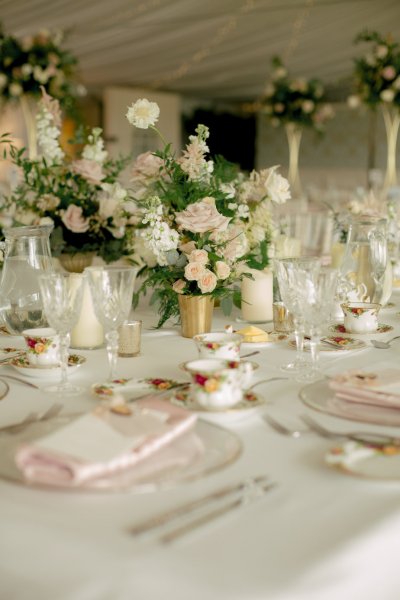 Dining room white flowers detail