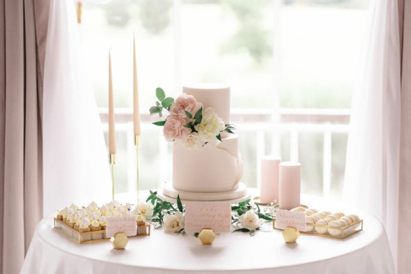 Wedding cake pink flowers roses