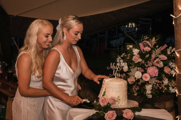 Brides cutting the cake