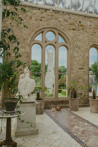 Ceremonial room white statue interior