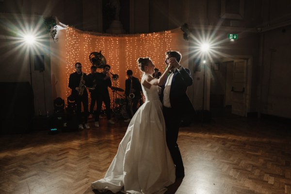 Bride and groom first dance dancefloor dancing