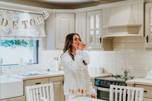 Bridesmaid drinks prosecco/champagne