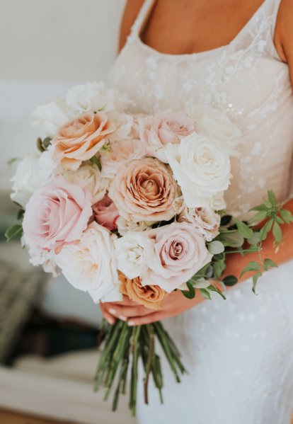 Roses bouquet flowers brides hands