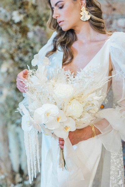 Bride ring hand jewelry detail and flowers