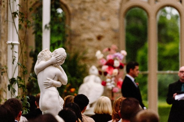 Statue red pink roses bouquet