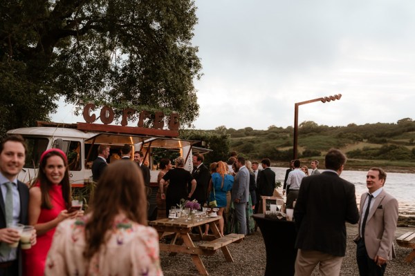 Atmosphere setting guests outside