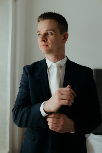 Groom fixes cufflinks