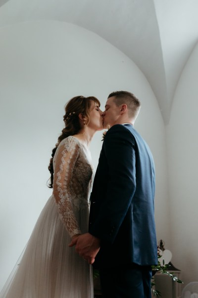 Bride and groom kissing kiss at the alter