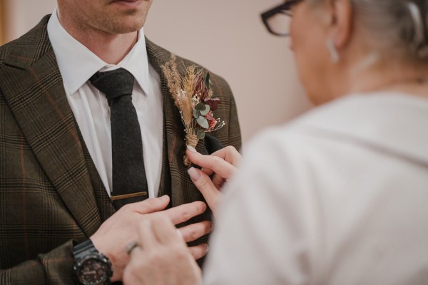 Mother suit detail flower in pocket