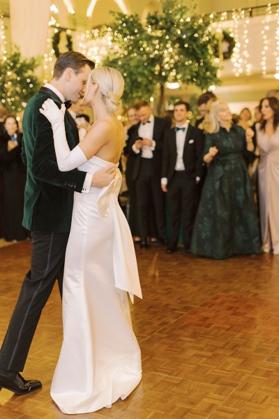 Bride and groom dance on the dancefloor kiss kissing