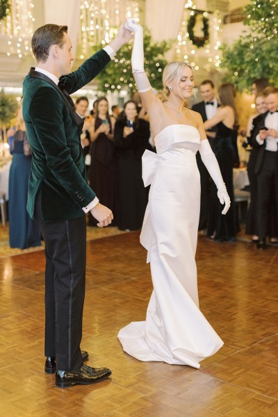 Bride and groom dance on the dancefloor kiss kissing