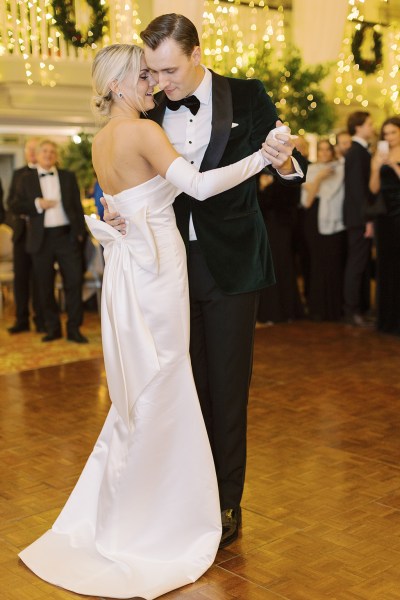 Bride and groom dance on the dancefloor kiss kissing