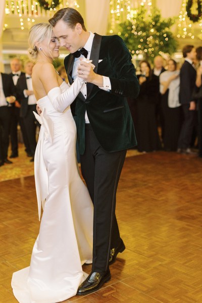 Bride and groom dance on the dancefloor kiss kissing