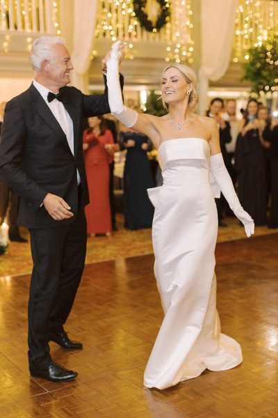 Father and bride dance on the dancefloor