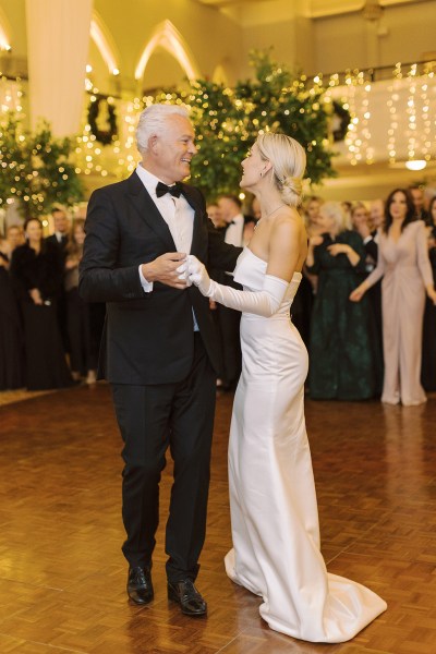 Father and bride dance on the dancefloor