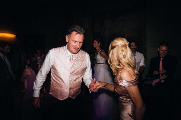 Mother and father dancing on the dancefloor