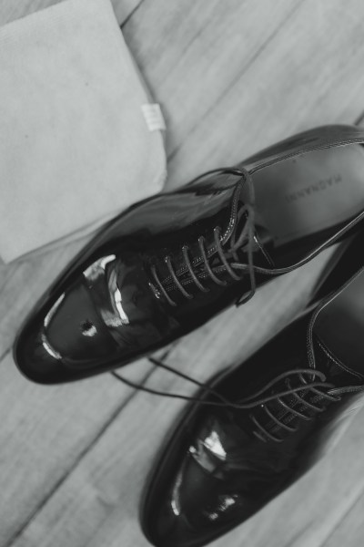 Black shiny brogues for groom