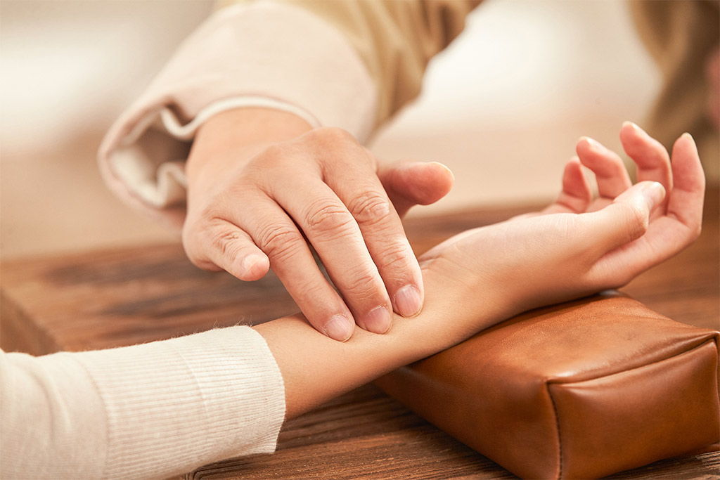 The doctor of traditional Chinese medicine pulse, Traditional Chinese Medicine. Photo by Shutterstock