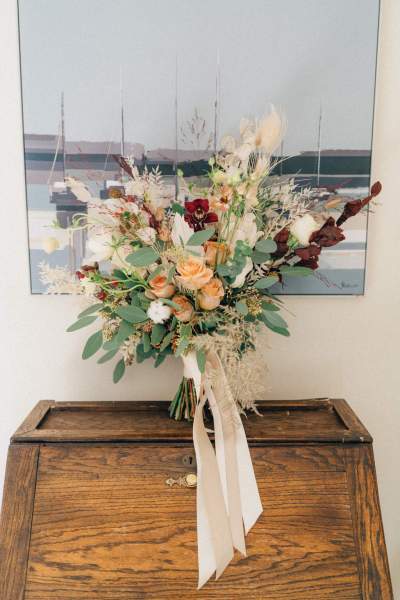 Orange roses bouquet flowers sitting on wooden desk