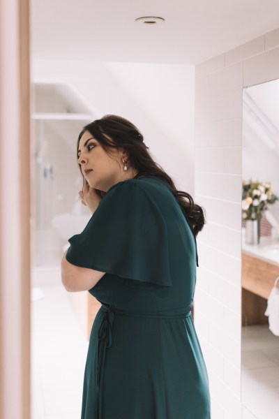 Bridesmaid puts her earrings on