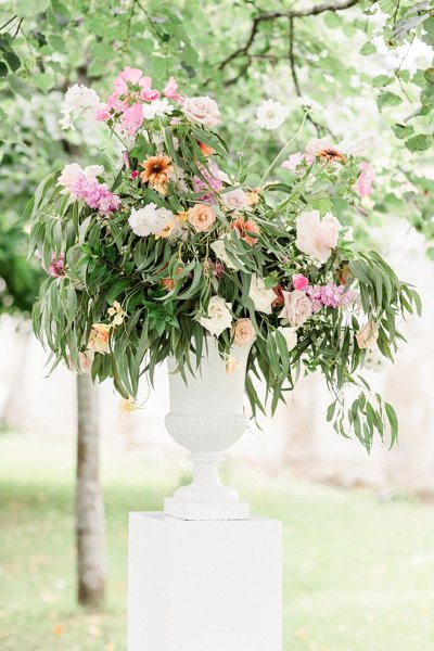 Flowers bouquet colourful in vase on pillar