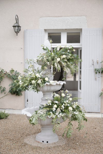 Bouquet white roses flowers placed sitting in fountain