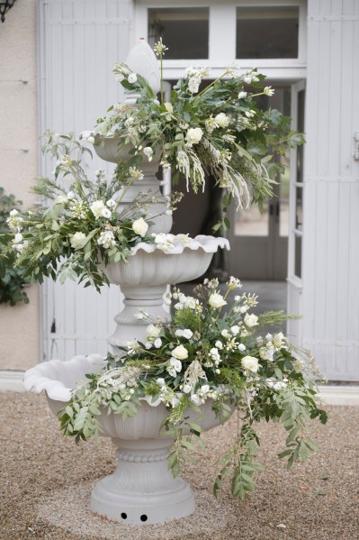 Bouquet white roses flowers placed sitting in fountain