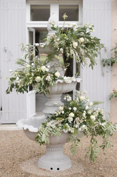 Bouquet white roses flowers placed sitting in fountain