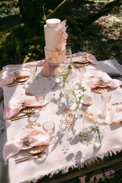 Serviette candle decor on table cutlery and pink cake