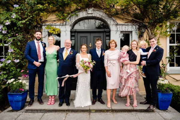 Family portrait photo of bride groom bridesmaids and groomsmen