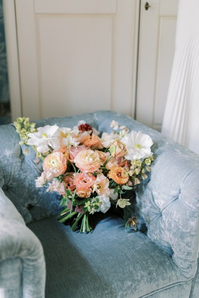 Flowers white orange roses bouquet resting on chair